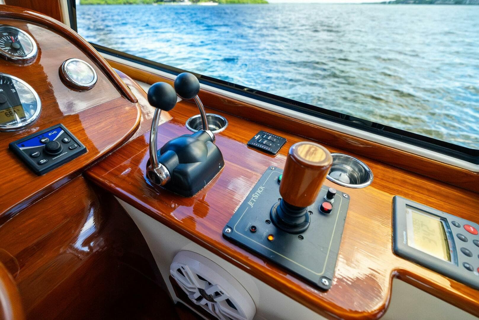 2008 Hinckley Talaria 38R Convertible — photo 17