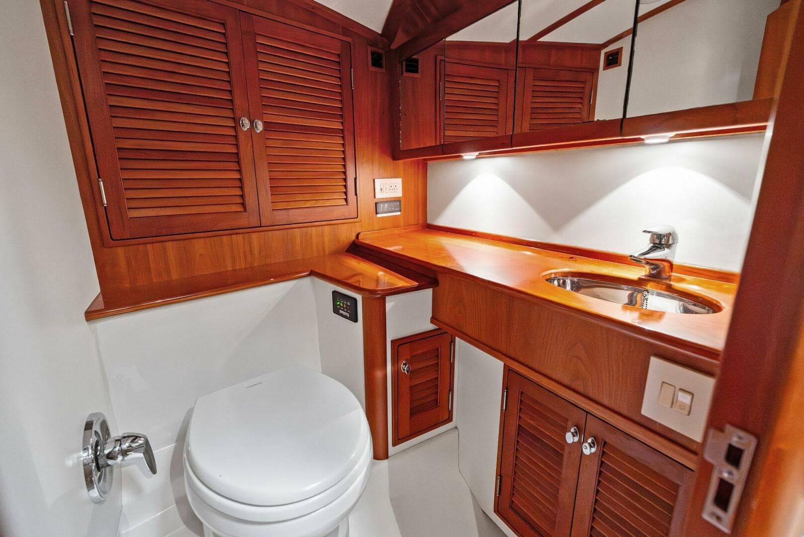 2008 Hinckley Talaria 38R Convertible — photo 37