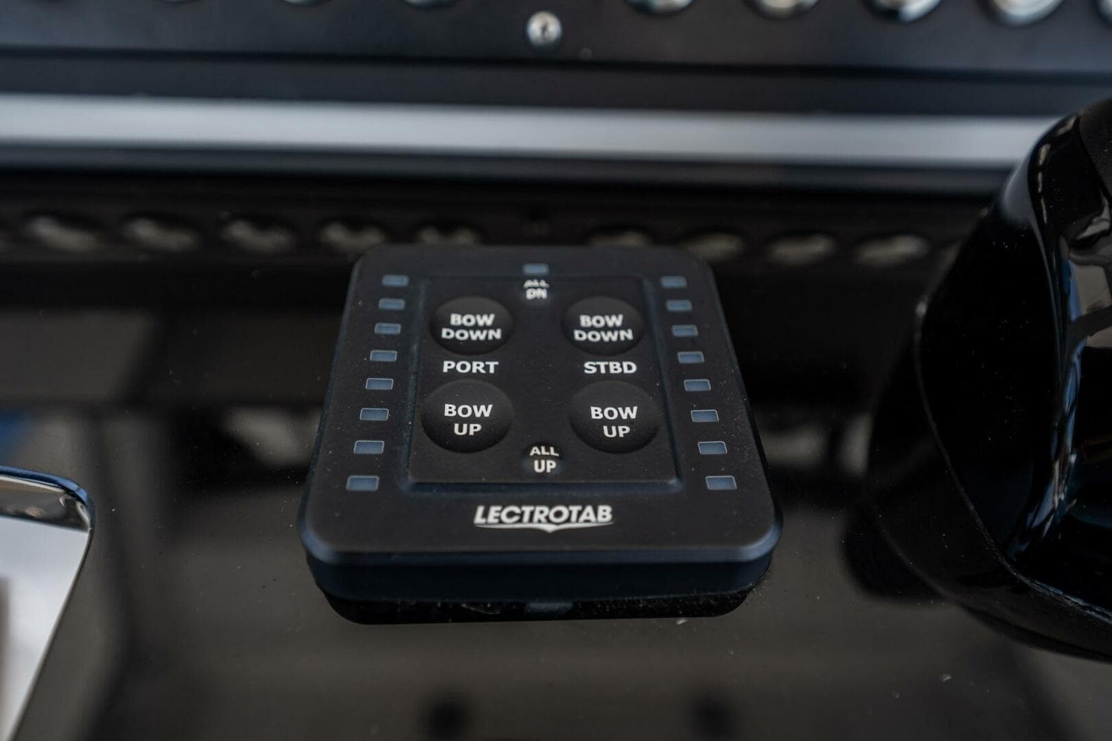 2021 Everglades 335 Center Console — photo 31