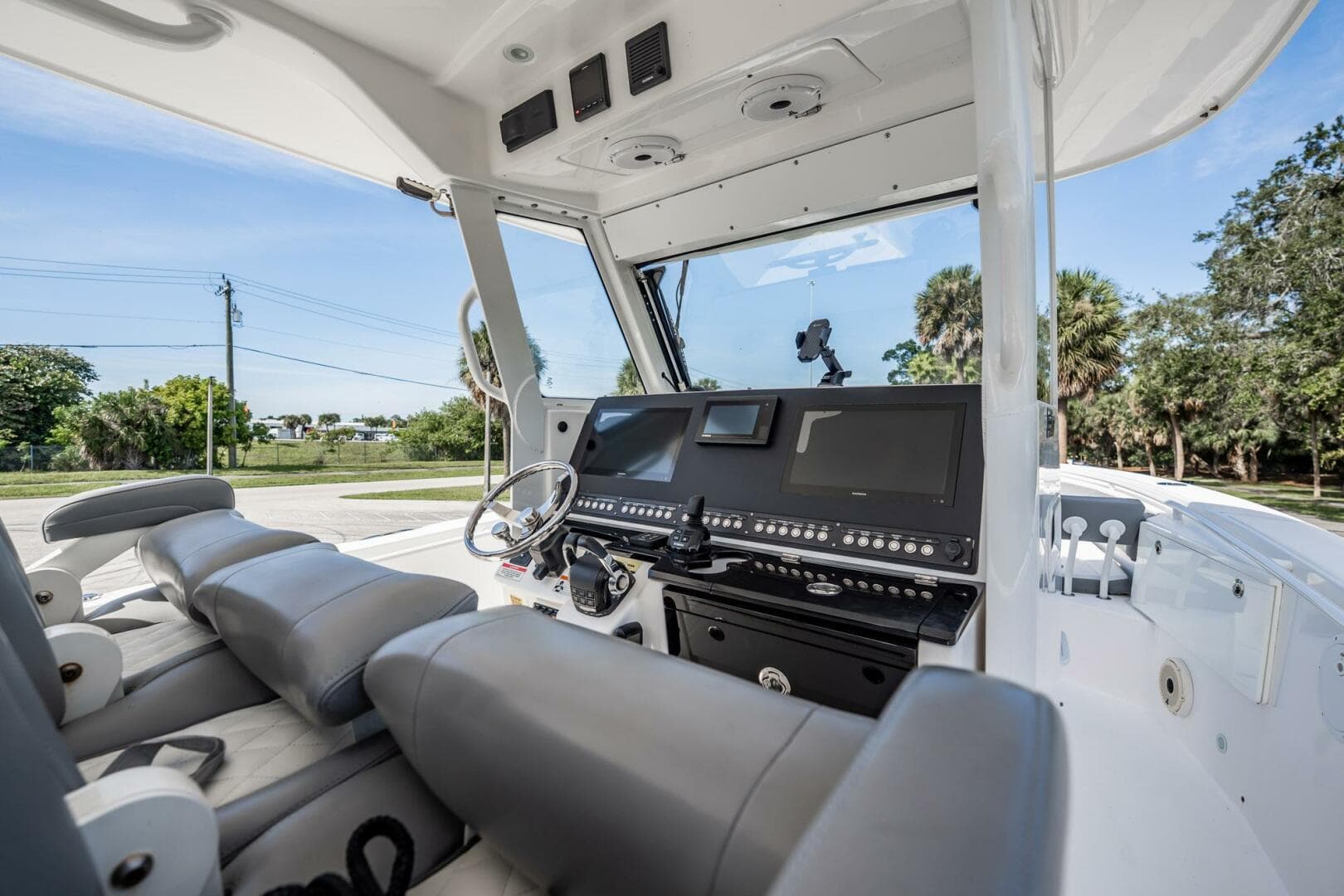 2021 Everglades 335 Center Console — photo 24