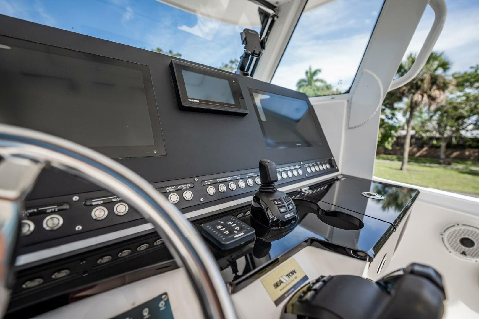 2021 Everglades 335 Center Console — photo 28