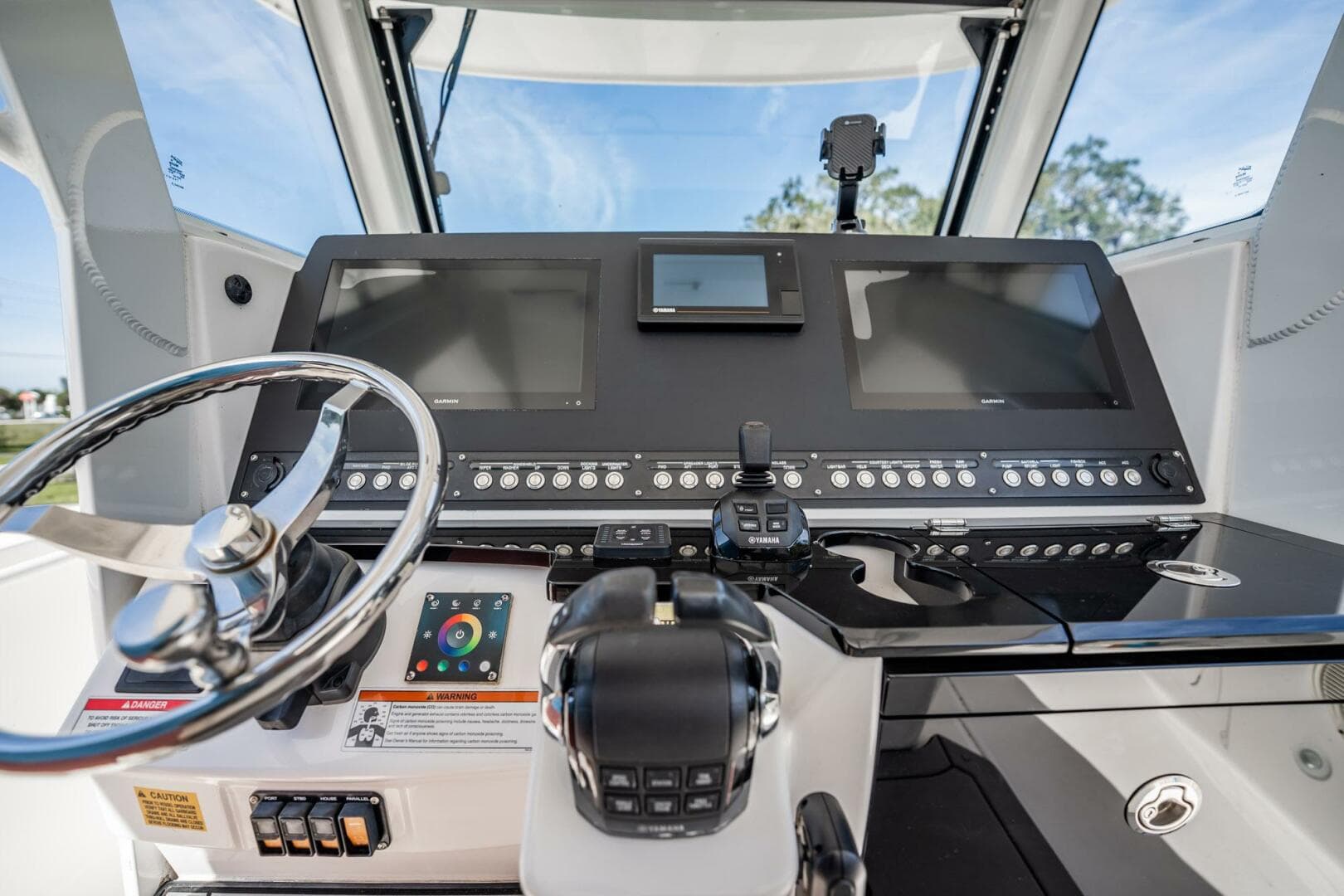 2021 Everglades 335 Center Console — photo 27