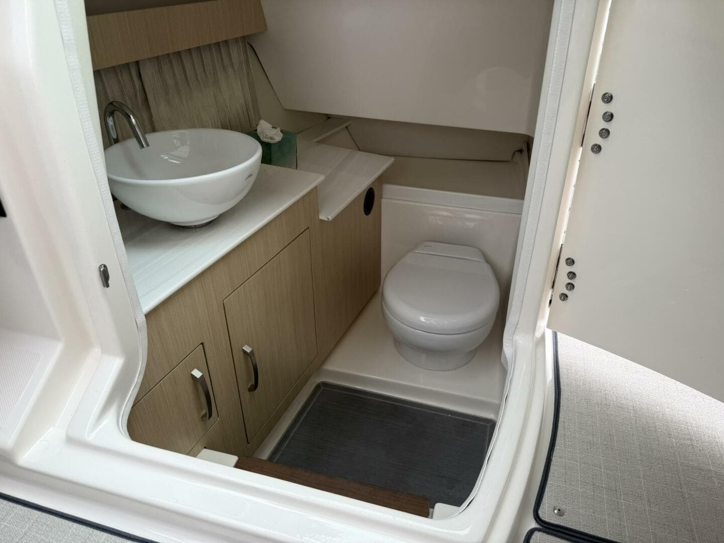 2024 Regal 33 Obx — photo 10