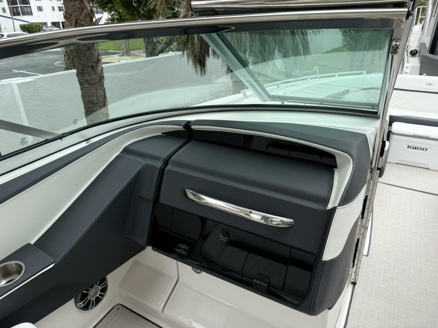 2024 Regal 33 Obx — photo 9