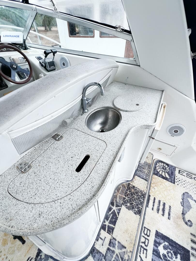 2000 Rinker Fiesta Vee 330 — photo 17