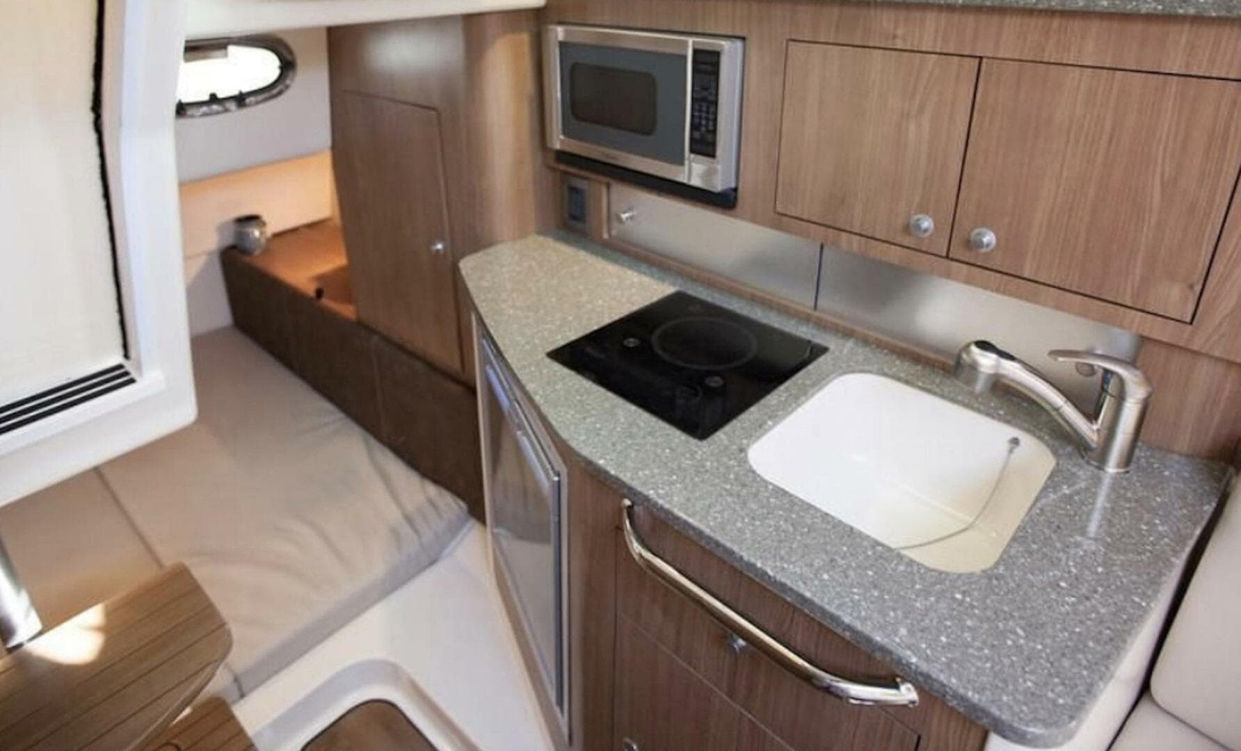 2017 Boston Whaler 315 Conquest — photo 4