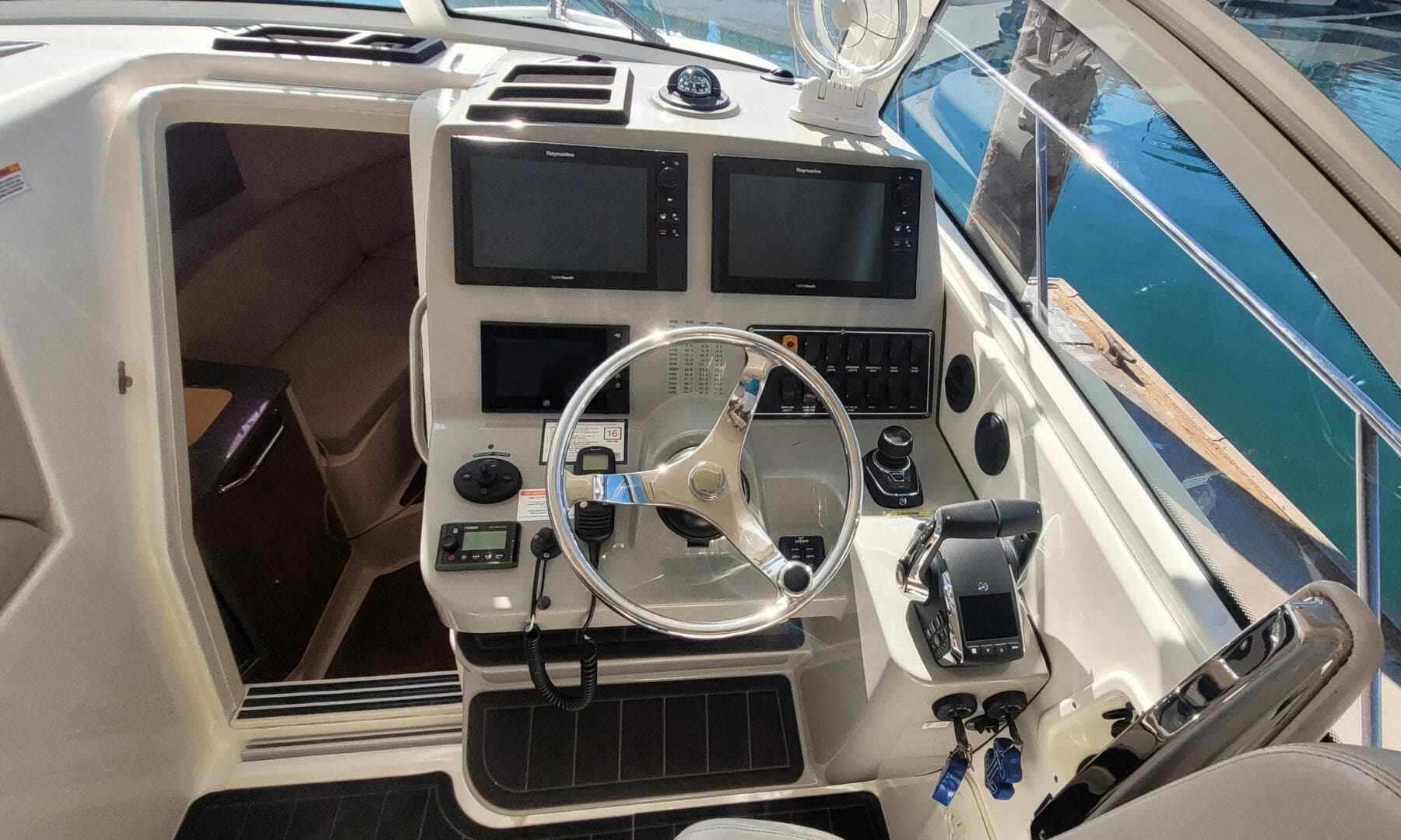 2017 Boston Whaler 315 Conquest — photo 13