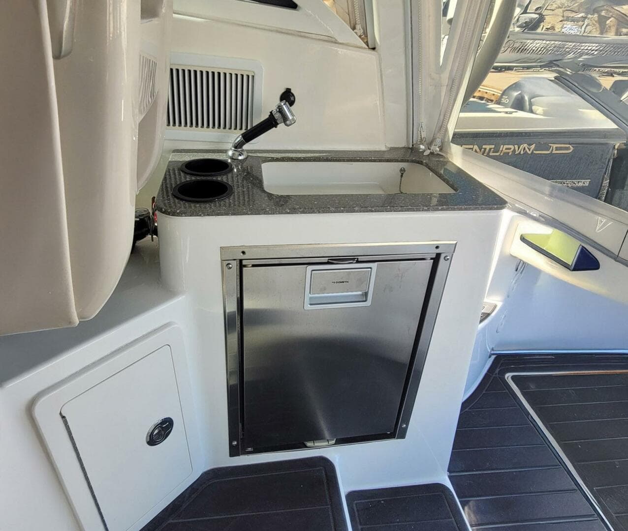 2017 Boston Whaler 315 Conquest — photo 17