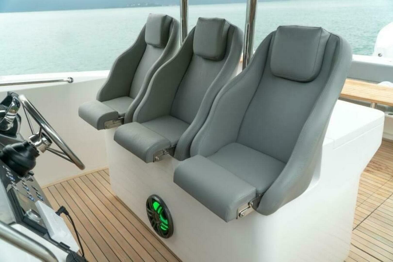 2025 Fishing Raptor 390 Solarium — photo 5