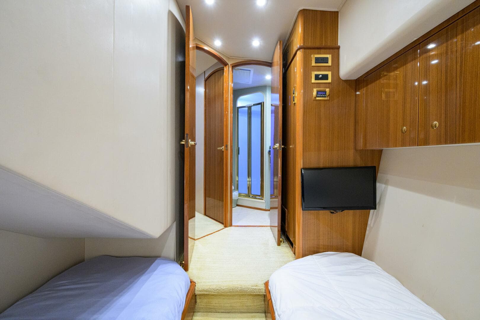 2007 Viking 64 Convertible — photo 32