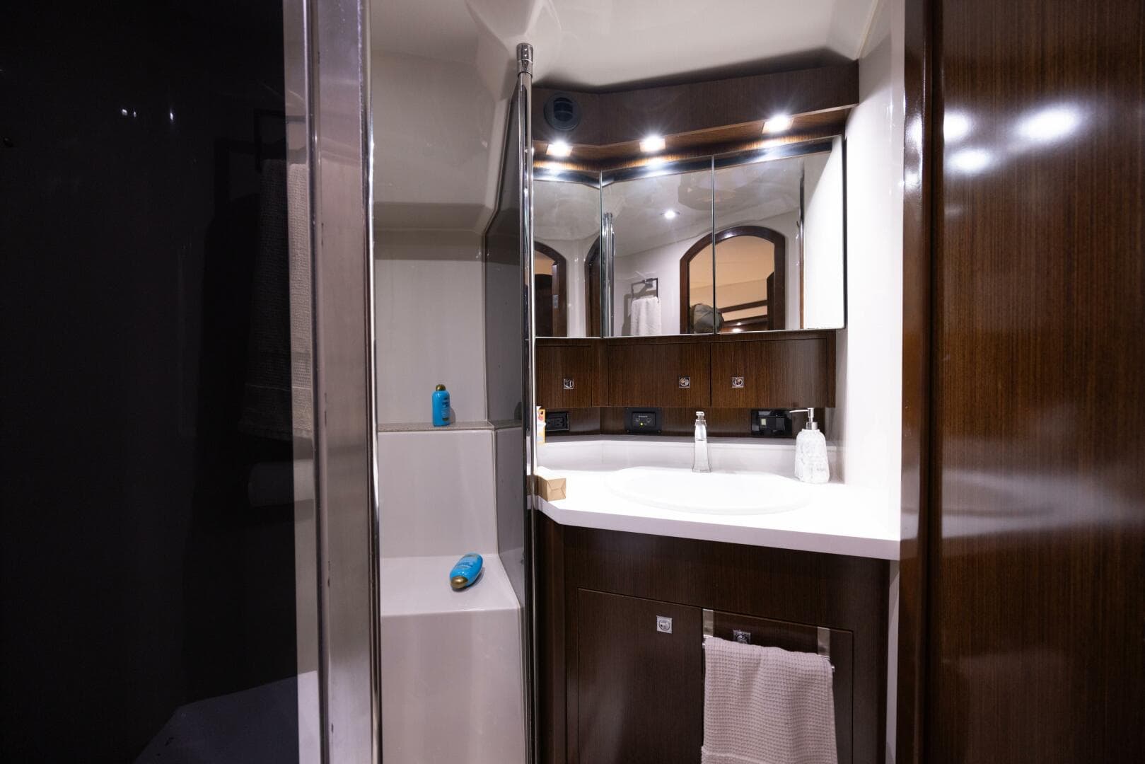 2013 Cruisers Yachts 540 — photo 14