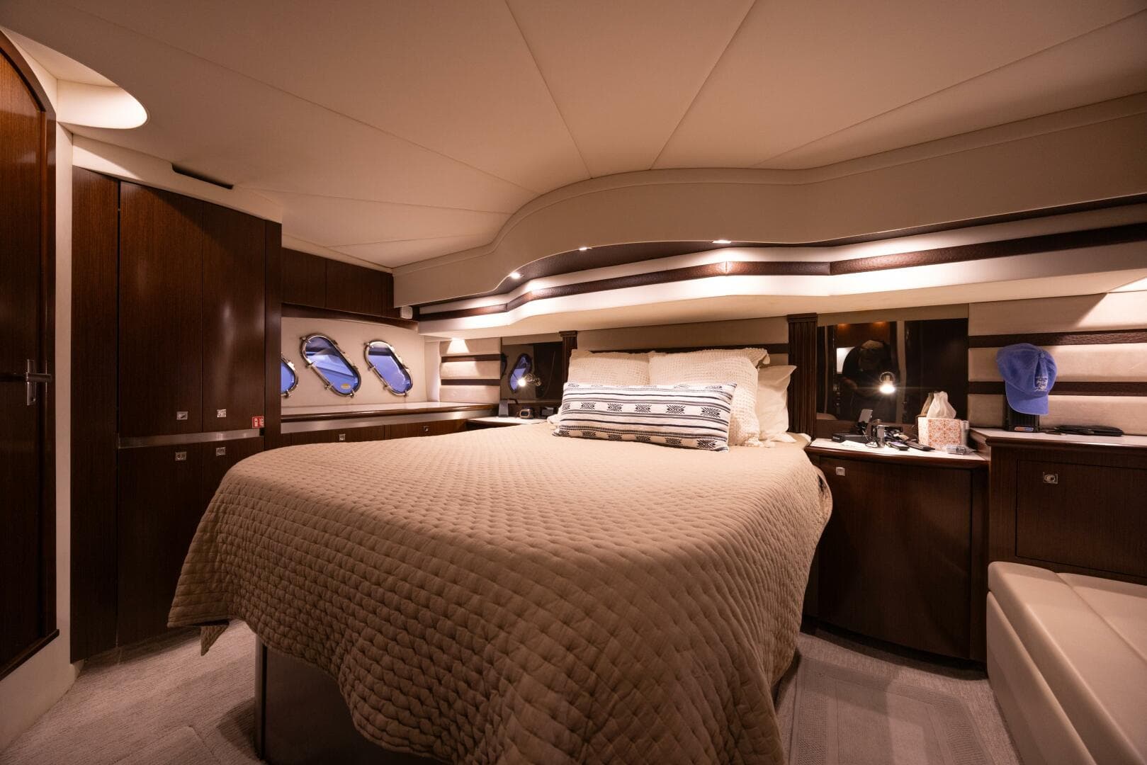 2013 Cruisers Yachts 540 — photo 9