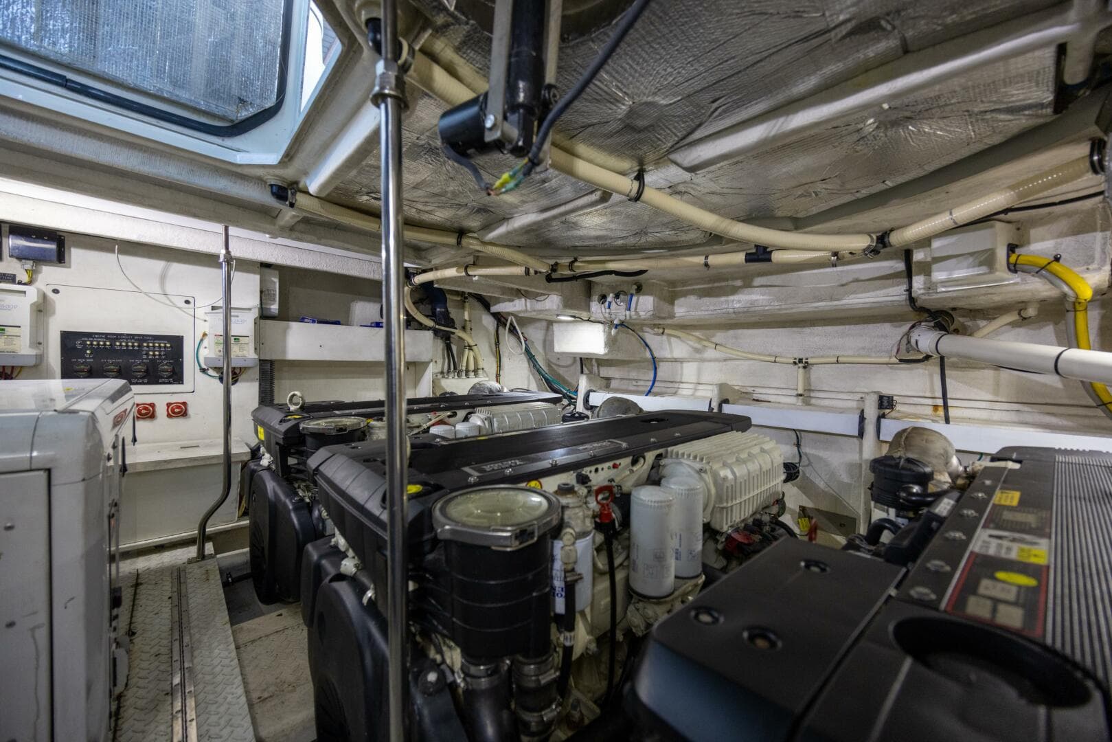 2013 Cruisers Yachts 540 — photo 32