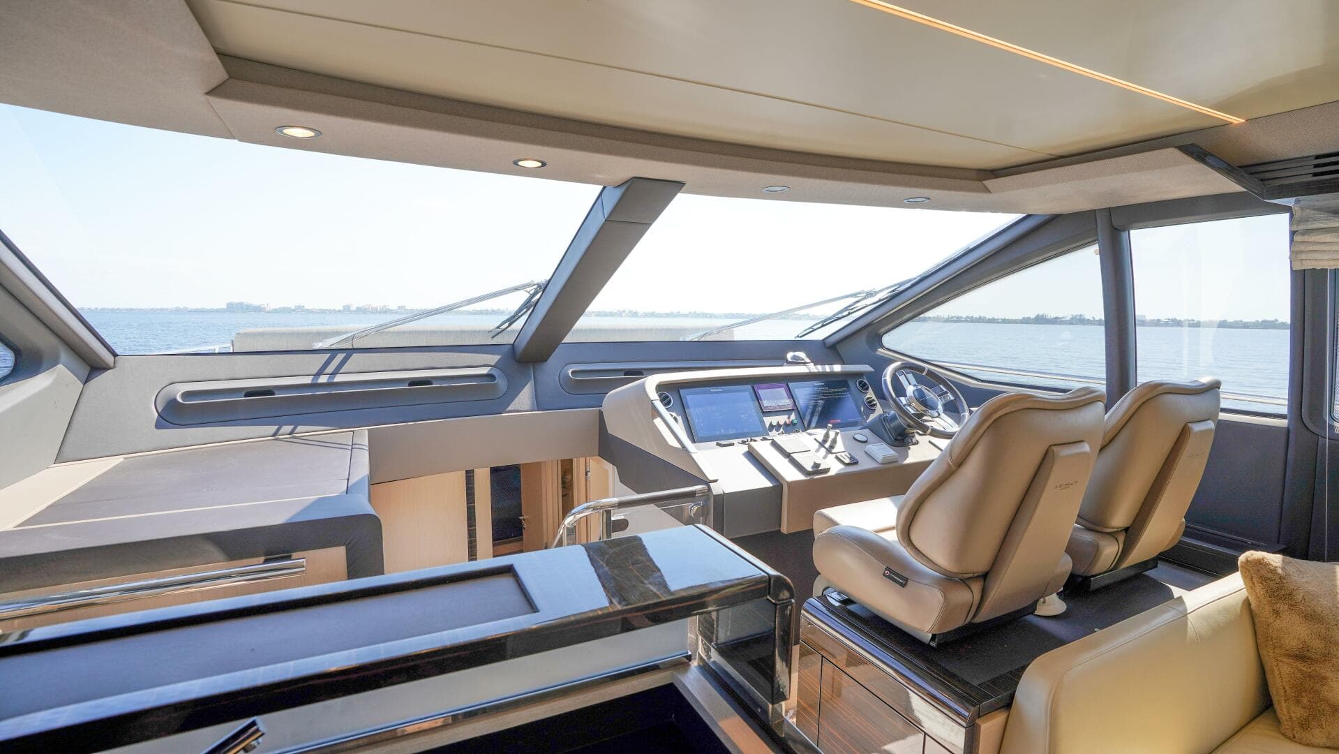 2017 Azimut 66 Flybridge — photo 32