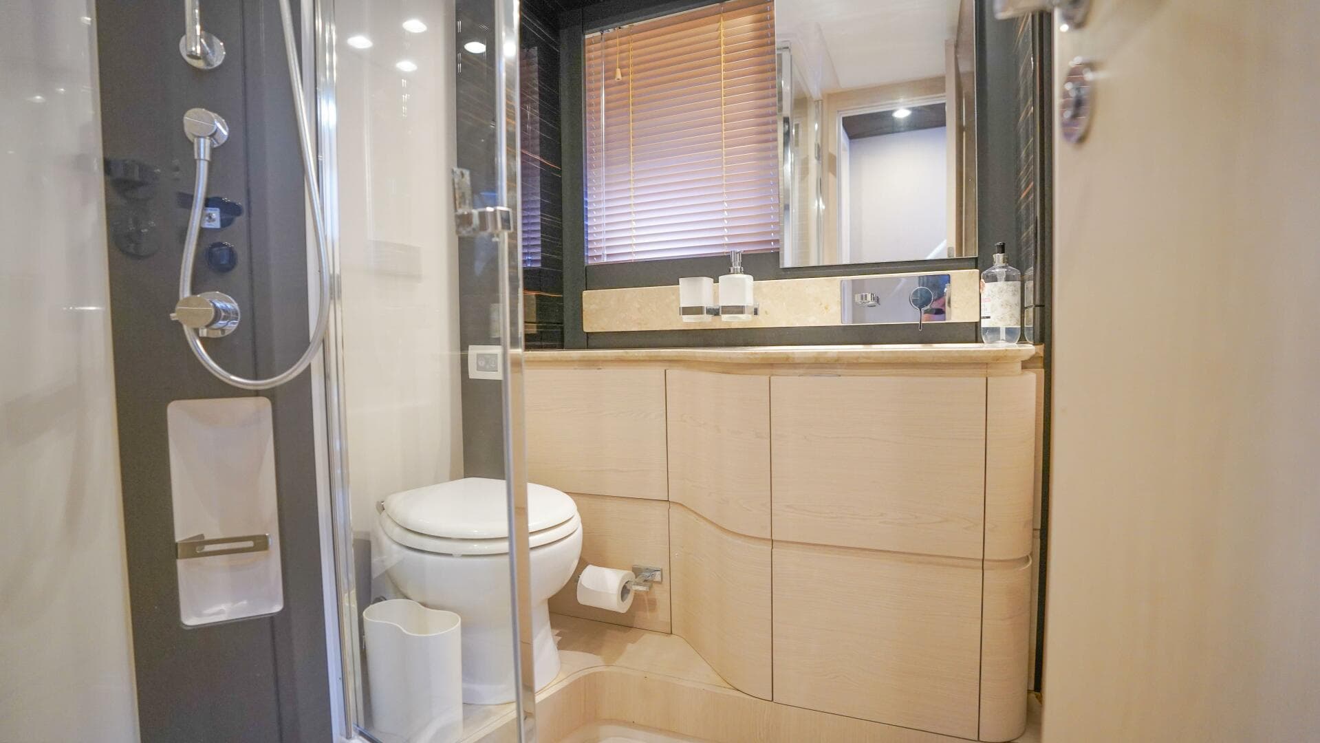 2017 Azimut 66 Flybridge — photo 43