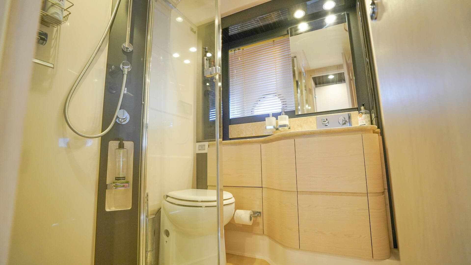 2017 Azimut 66 Flybridge — photo 40