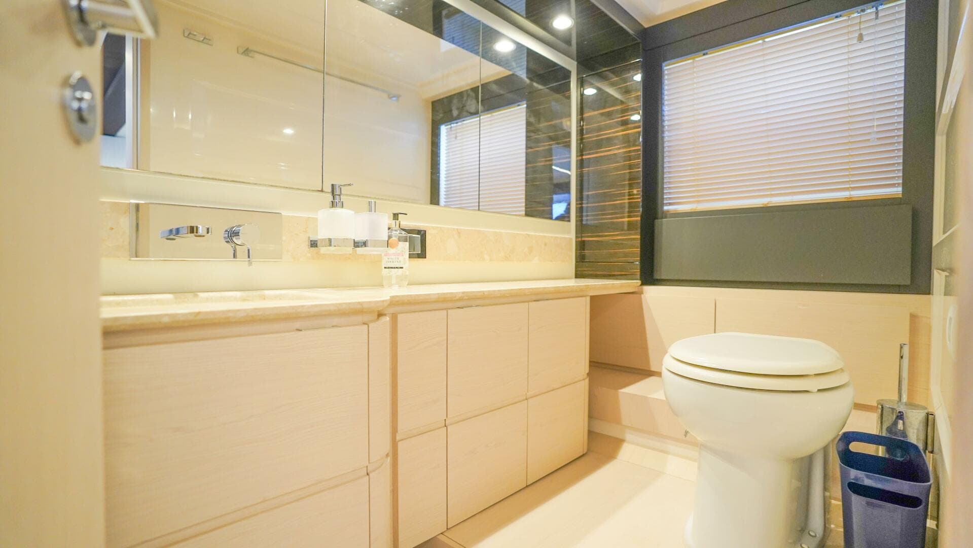 2017 Azimut 66 Flybridge — photo 47