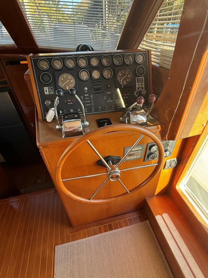 1990 Offshore Yachts 48 Yachtfisher — photo 6