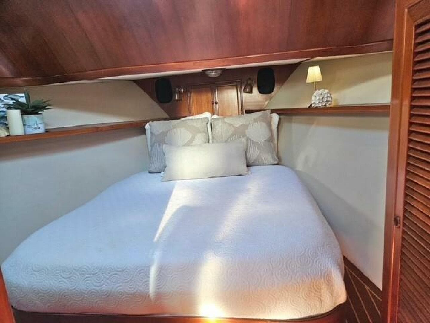 1990 Offshore Yachts 48 Yachtfisher — photo 11