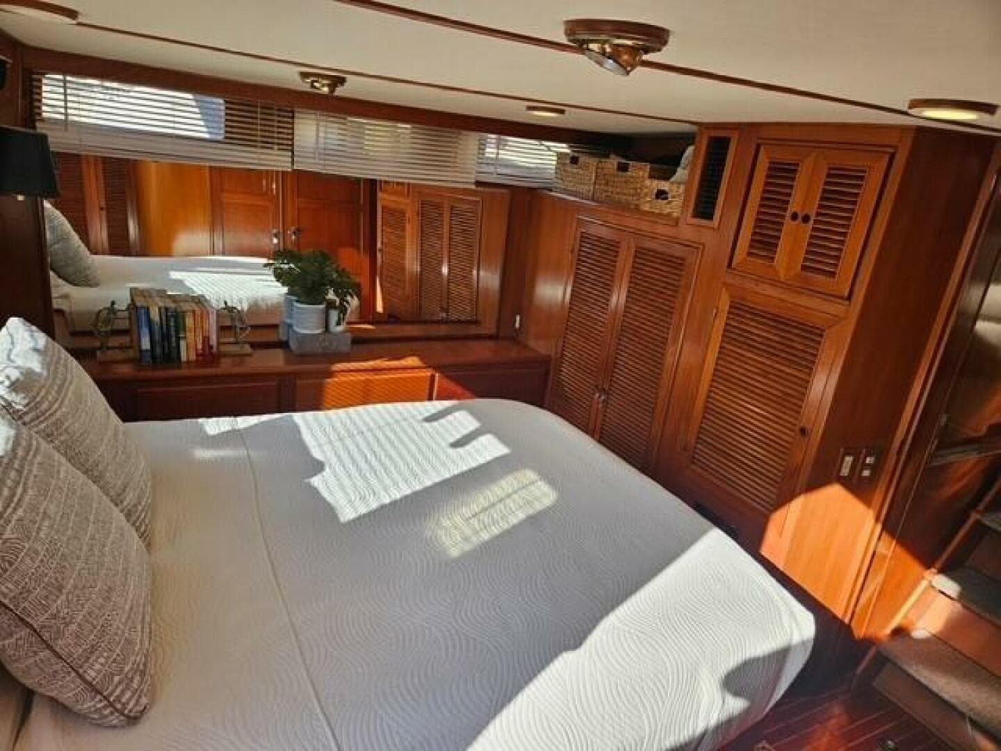 1990 Offshore Yachts 48 Yachtfisher — photo 10