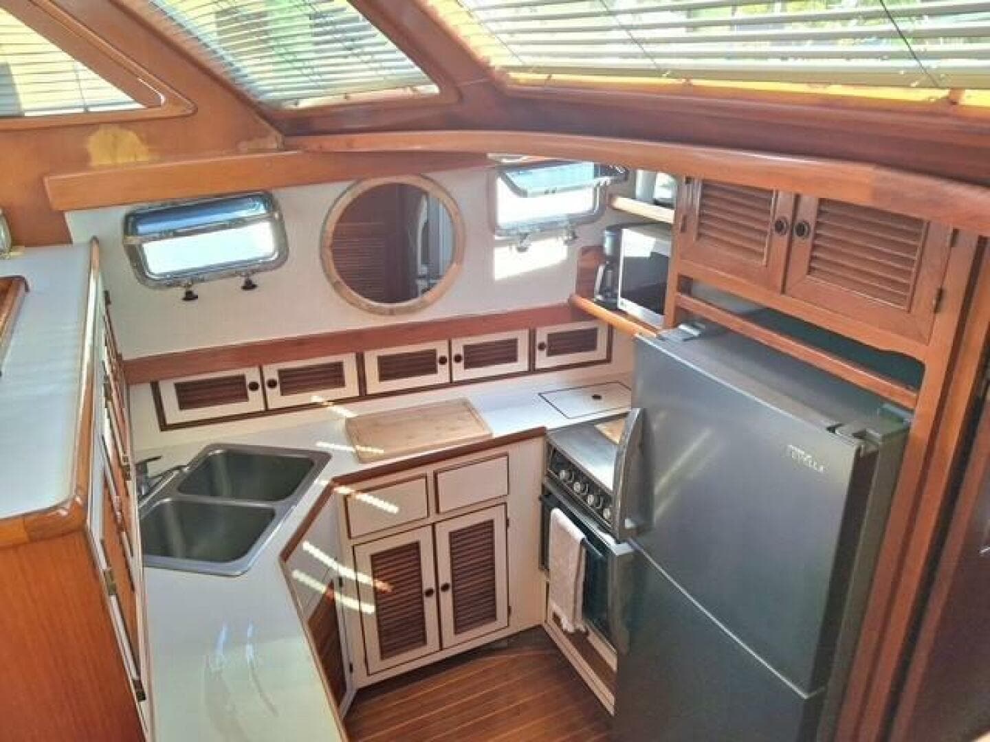 1990 Offshore Yachts 48 Yachtfisher — photo 8