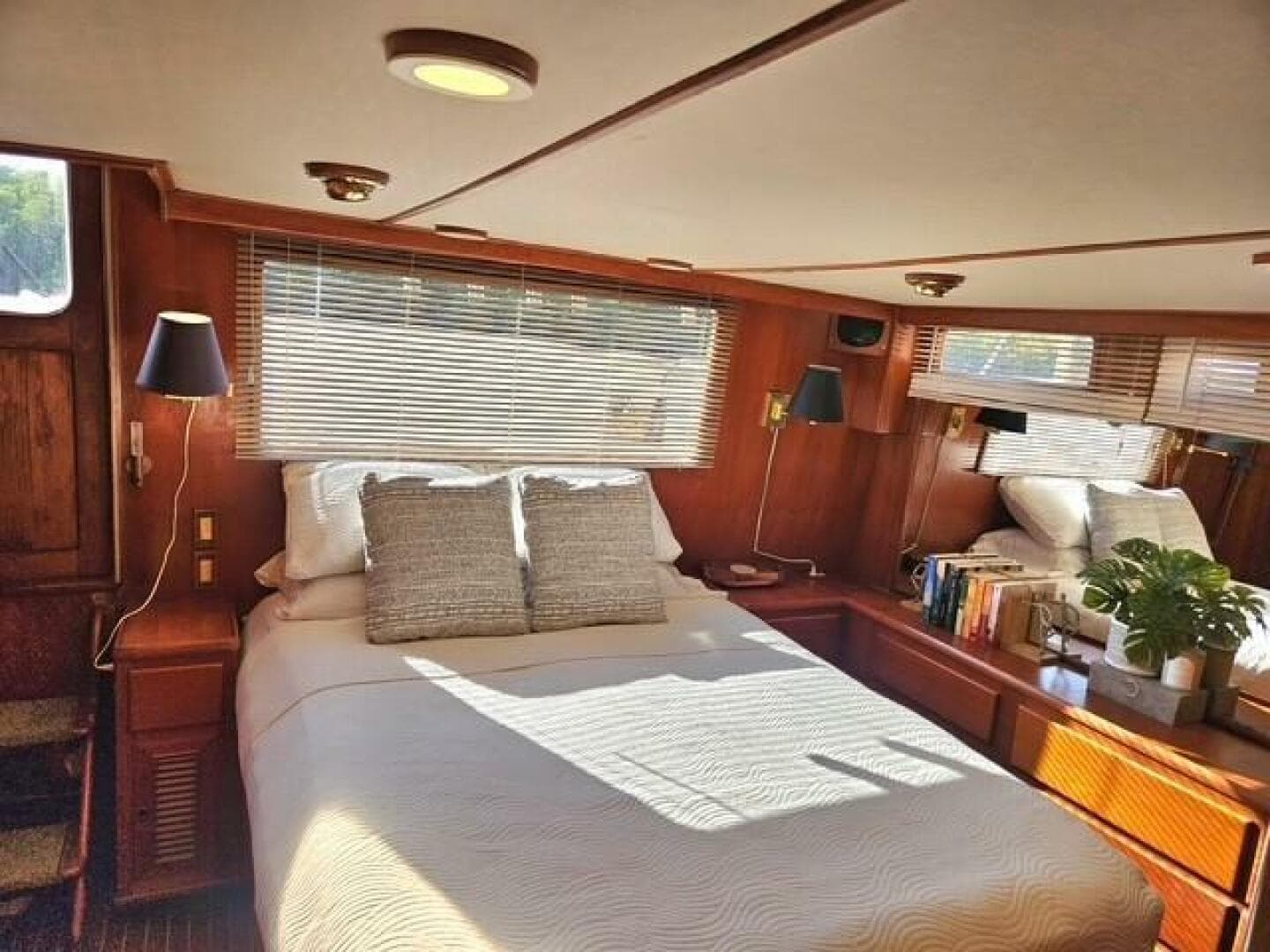 1990 Offshore Yachts 48 Yachtfisher — photo 9