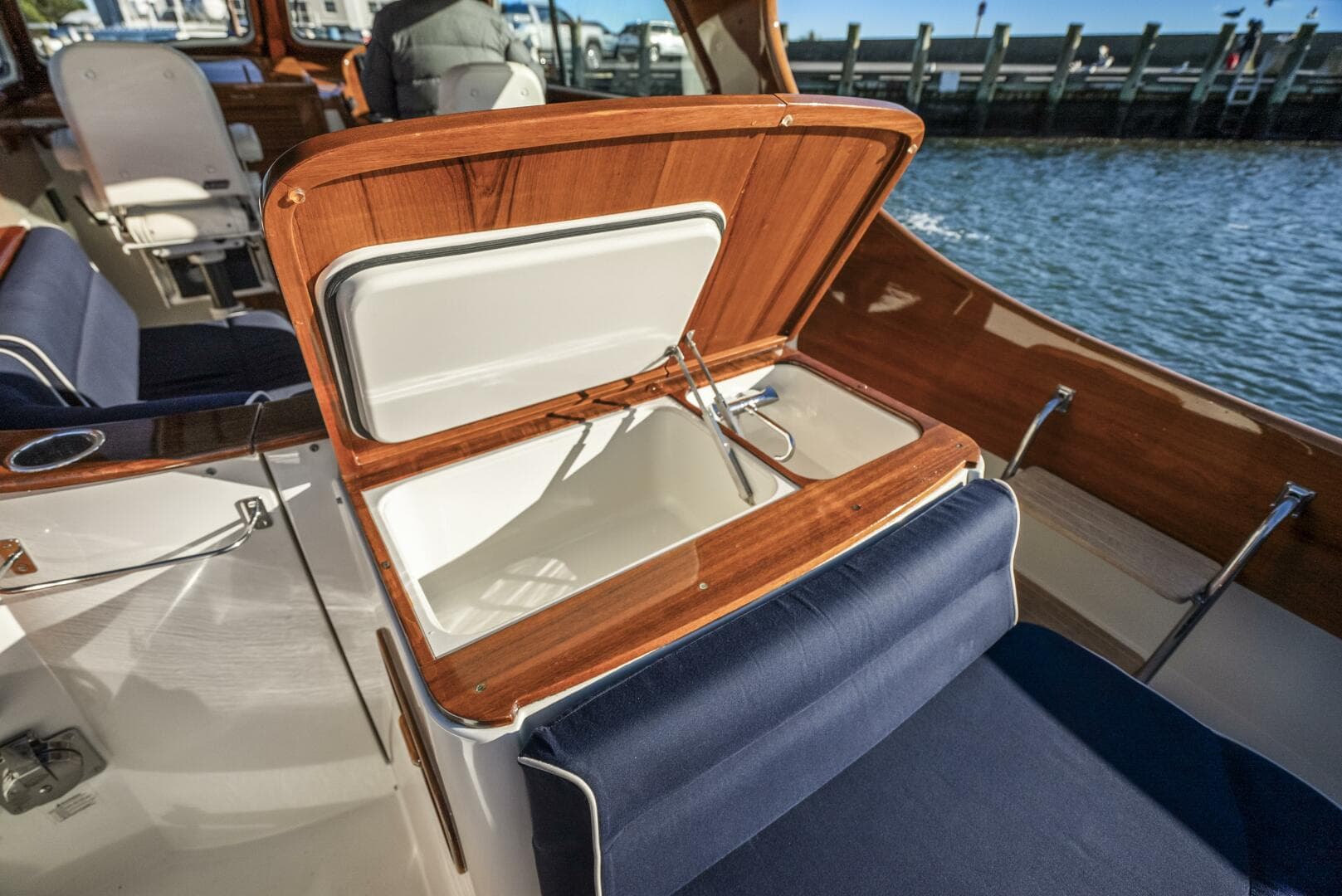 2007 Hinckley Picnic Boat 36 Ep — photo 9