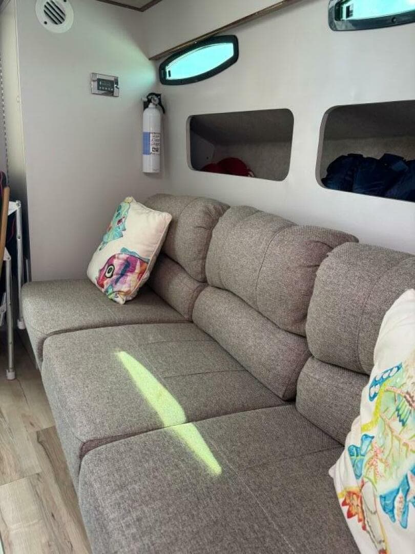 1987 Chris-Craft 284 — photo 12