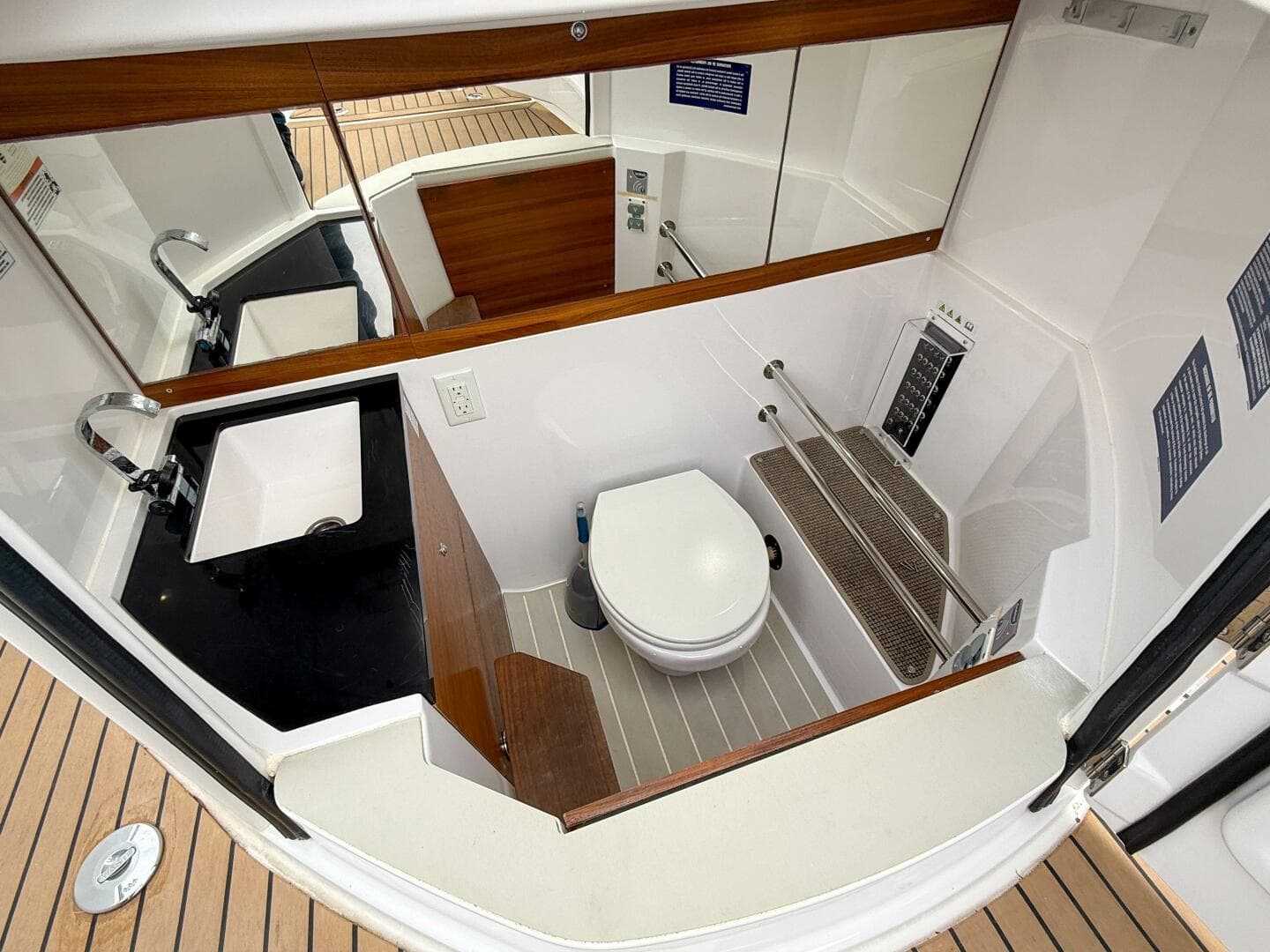 2020 Axopar 28 Cabin W/wet Bar — photo 21