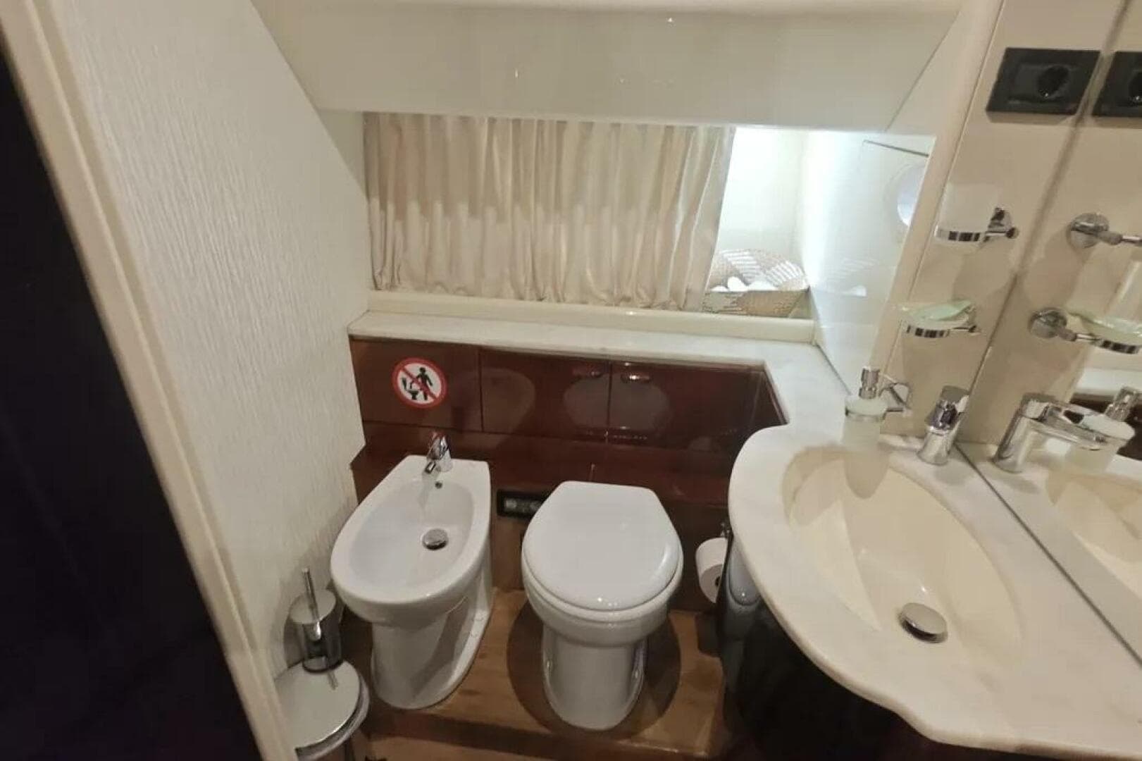 2002 Ferretti Yachts 720 — photo 16