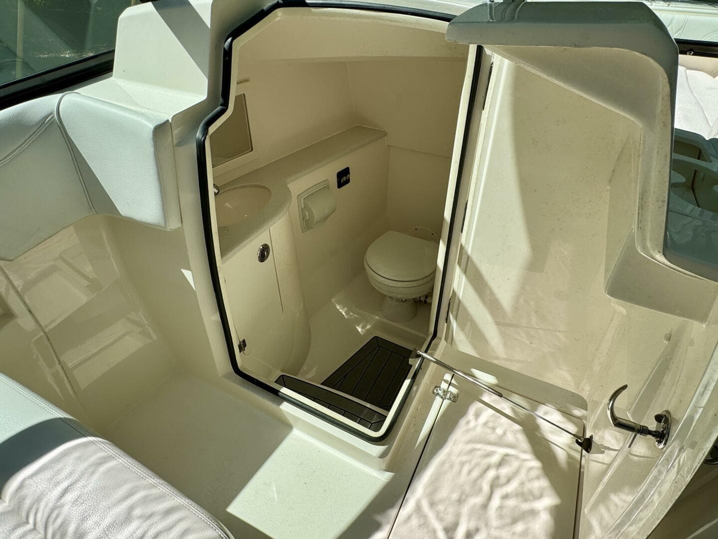 2022 Cobia 280 DC — photo 58