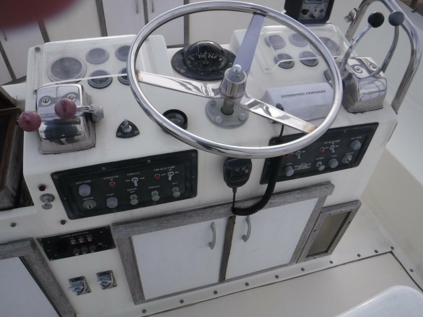 1979 Hatteras 46 Convertible — photo 5