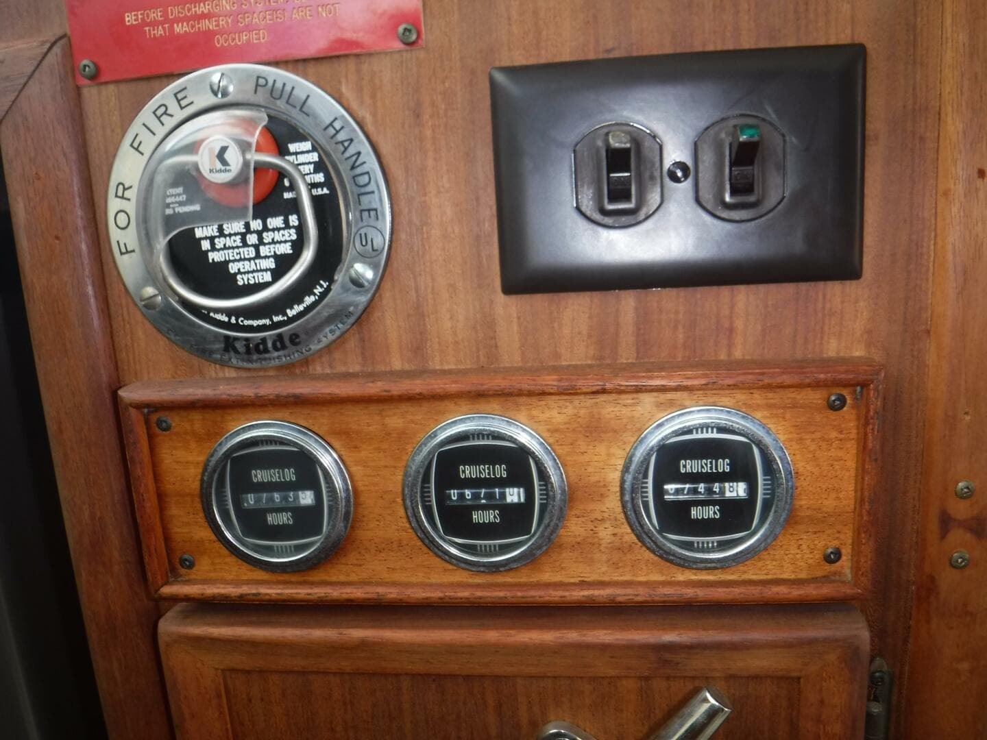 1979 Hatteras 46 Convertible — photo 7