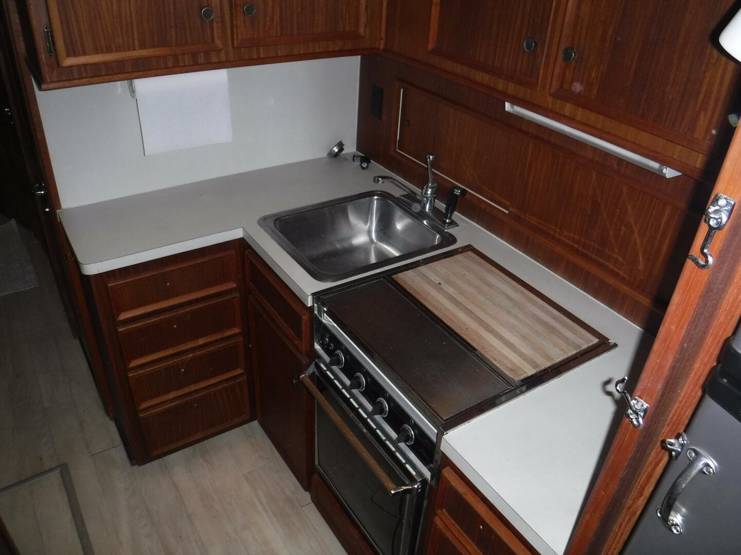 1979 Hatteras 46 Convertible — photo 12