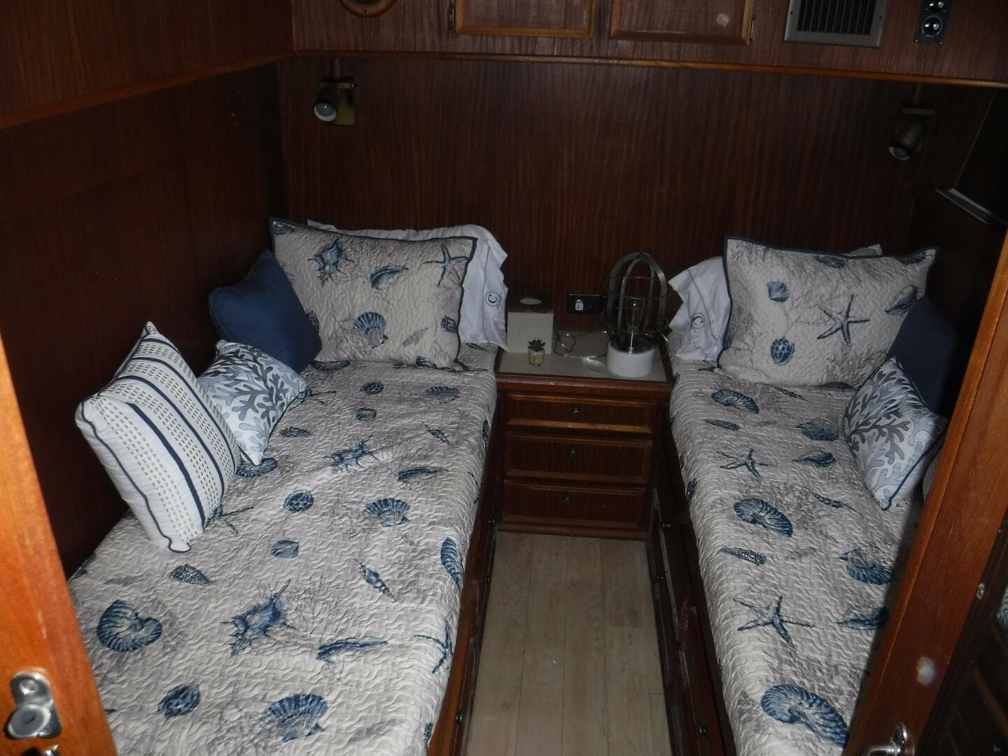 1979 Hatteras 46 Convertible — photo 16