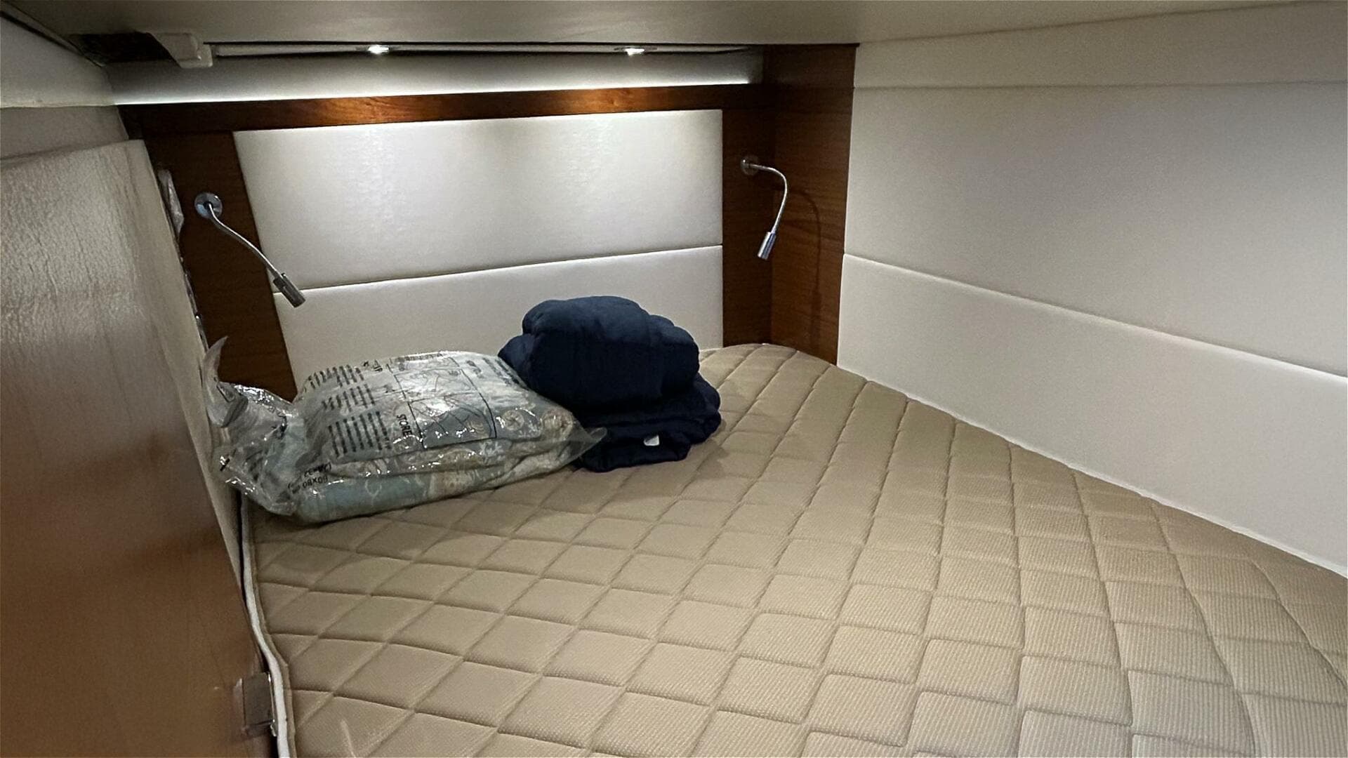 2017 Tiara Yachts C39 Coupe — photo 17