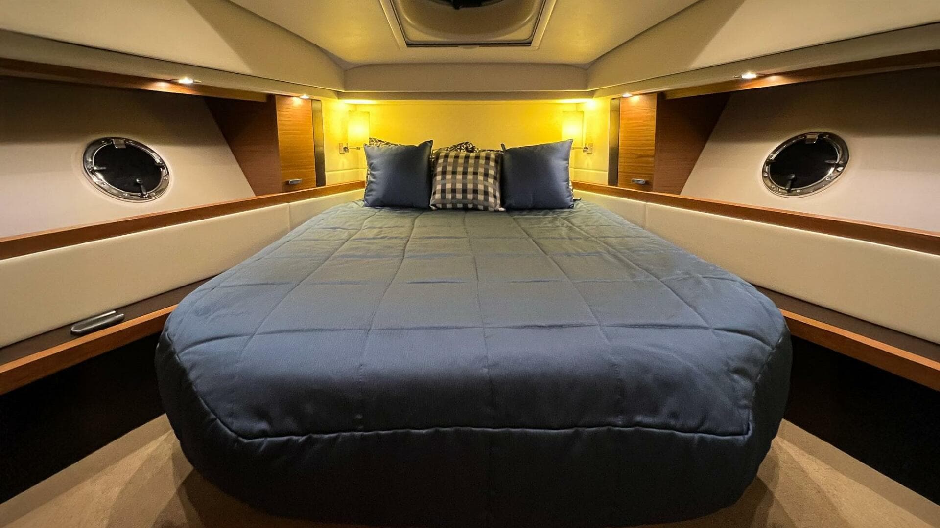 2017 Tiara Yachts C39 Coupe — photo 15