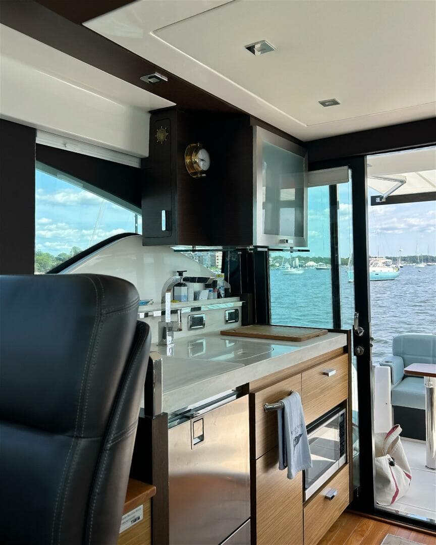 2017 Tiara Yachts C39 Coupe — photo 10