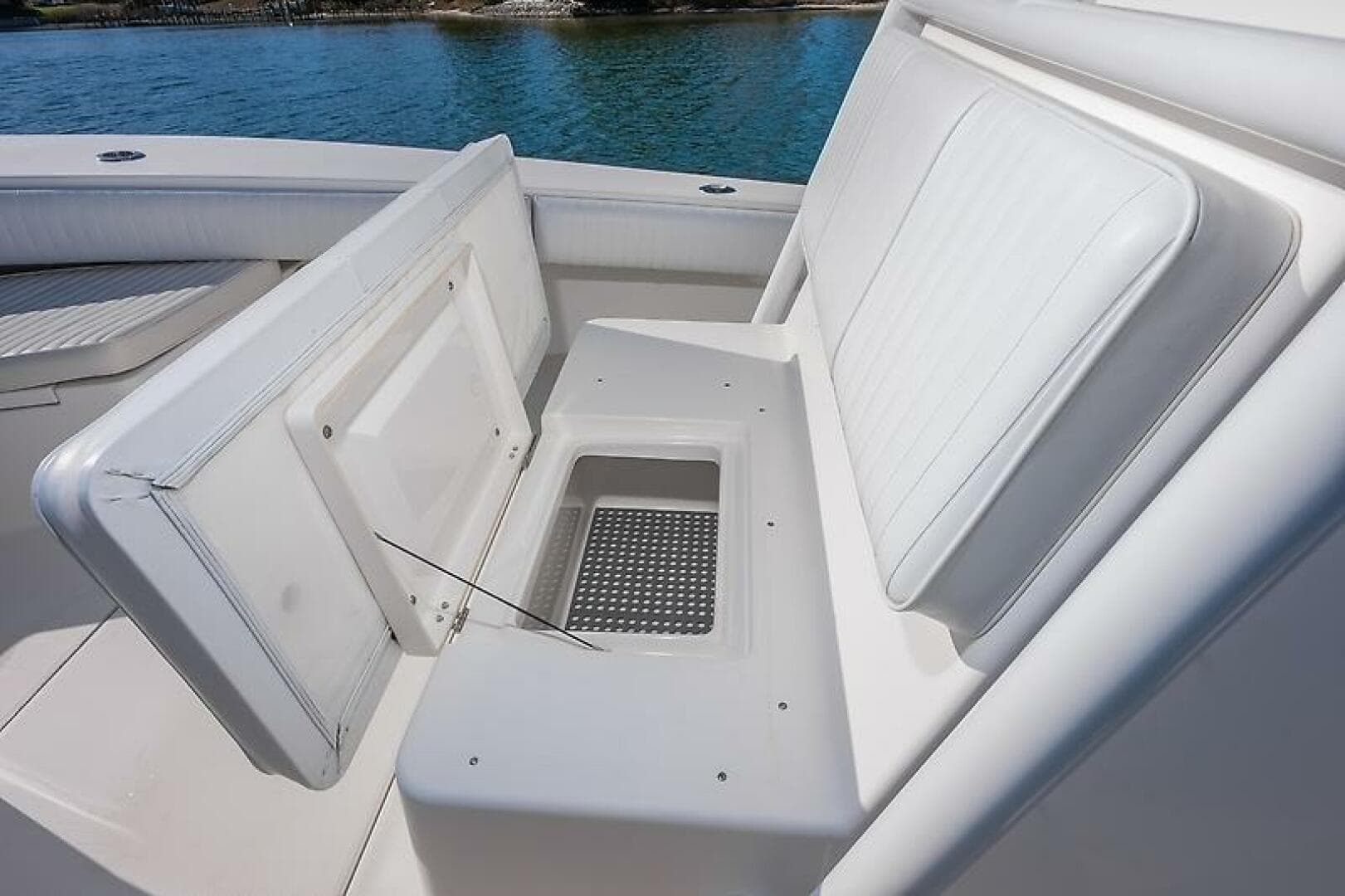 2008 Regulator 32 Forward Seating — photo 18