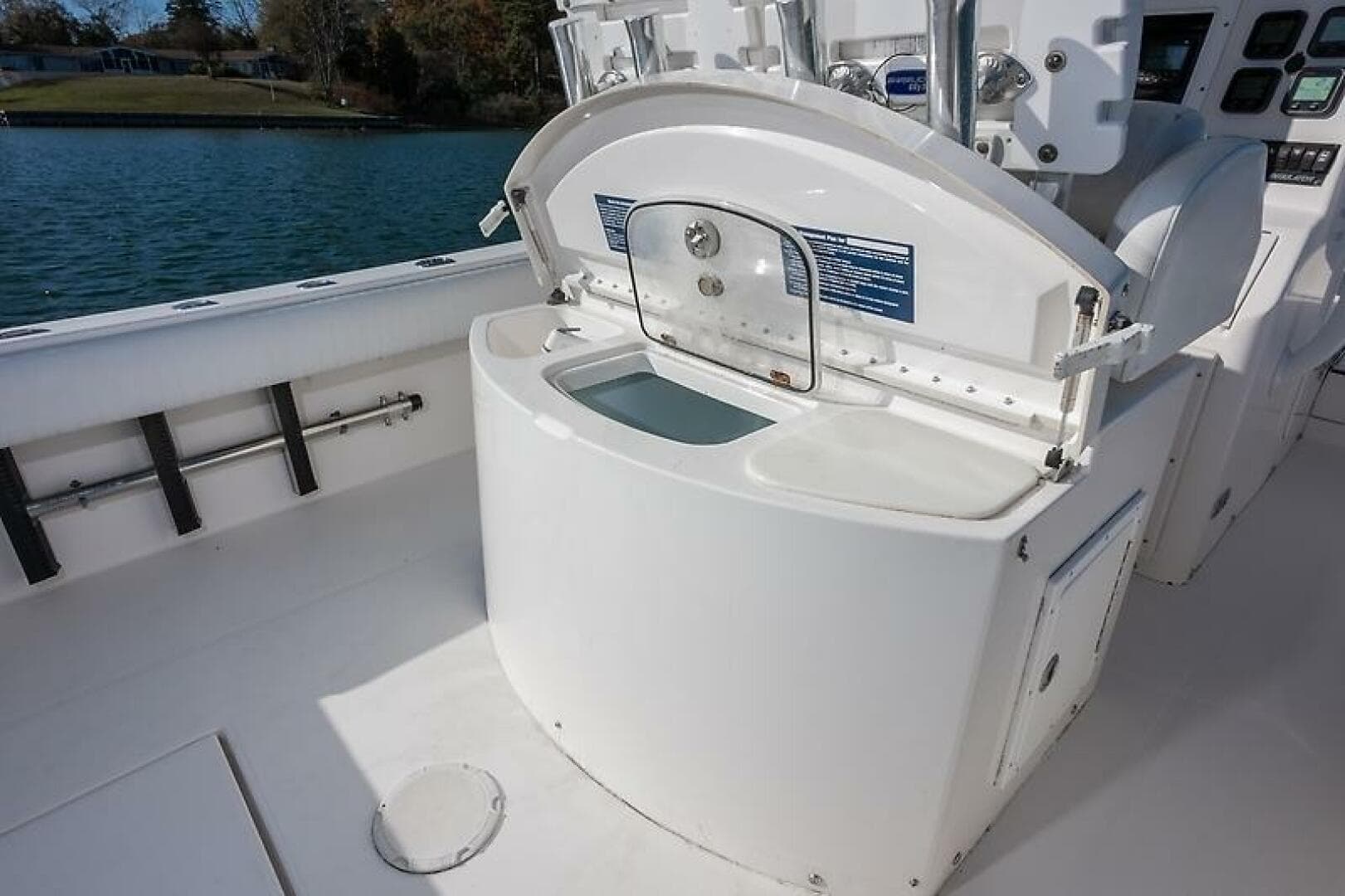 2008 Regulator 32 Forward Seating — photo 11