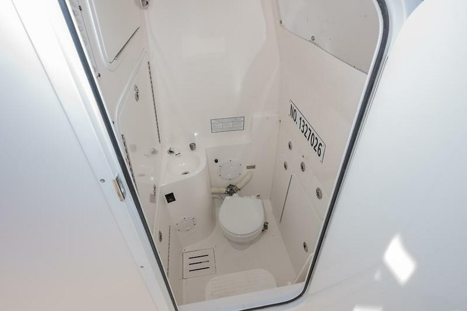 2008 Regulator 32 Forward Seating — photo 23