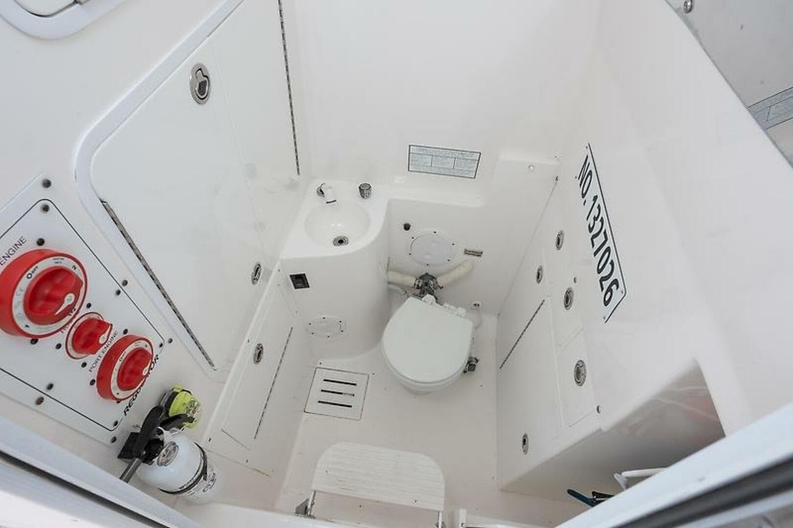 2008 Regulator 32 Forward Seating — photo 24