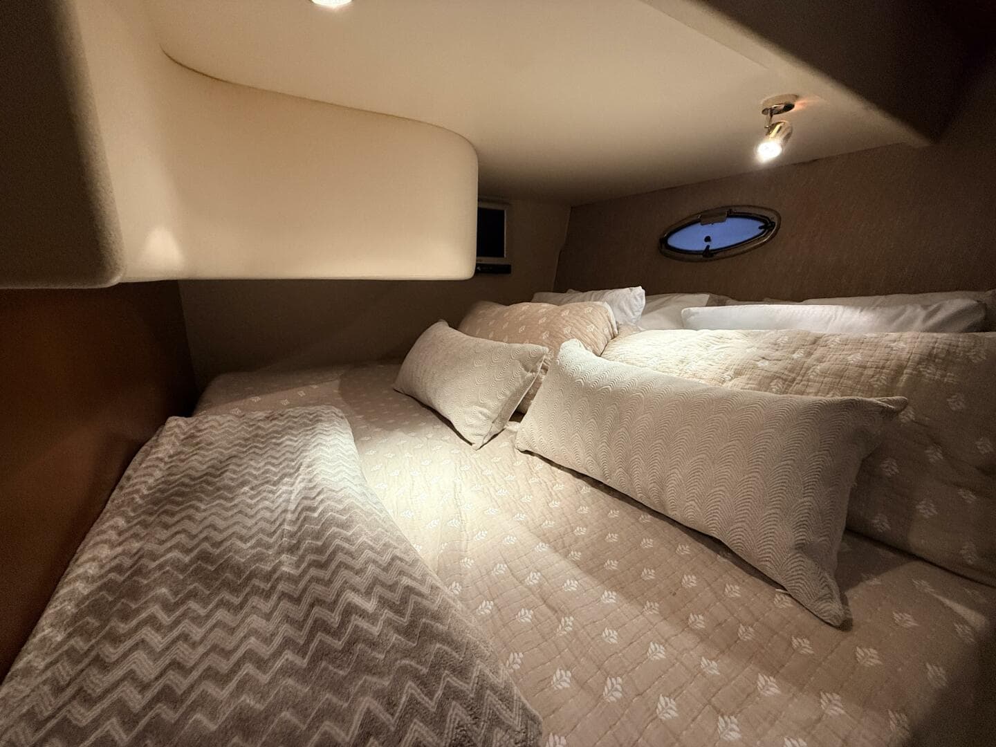 2006 Silverton 38 Sport Bridge — photo 17