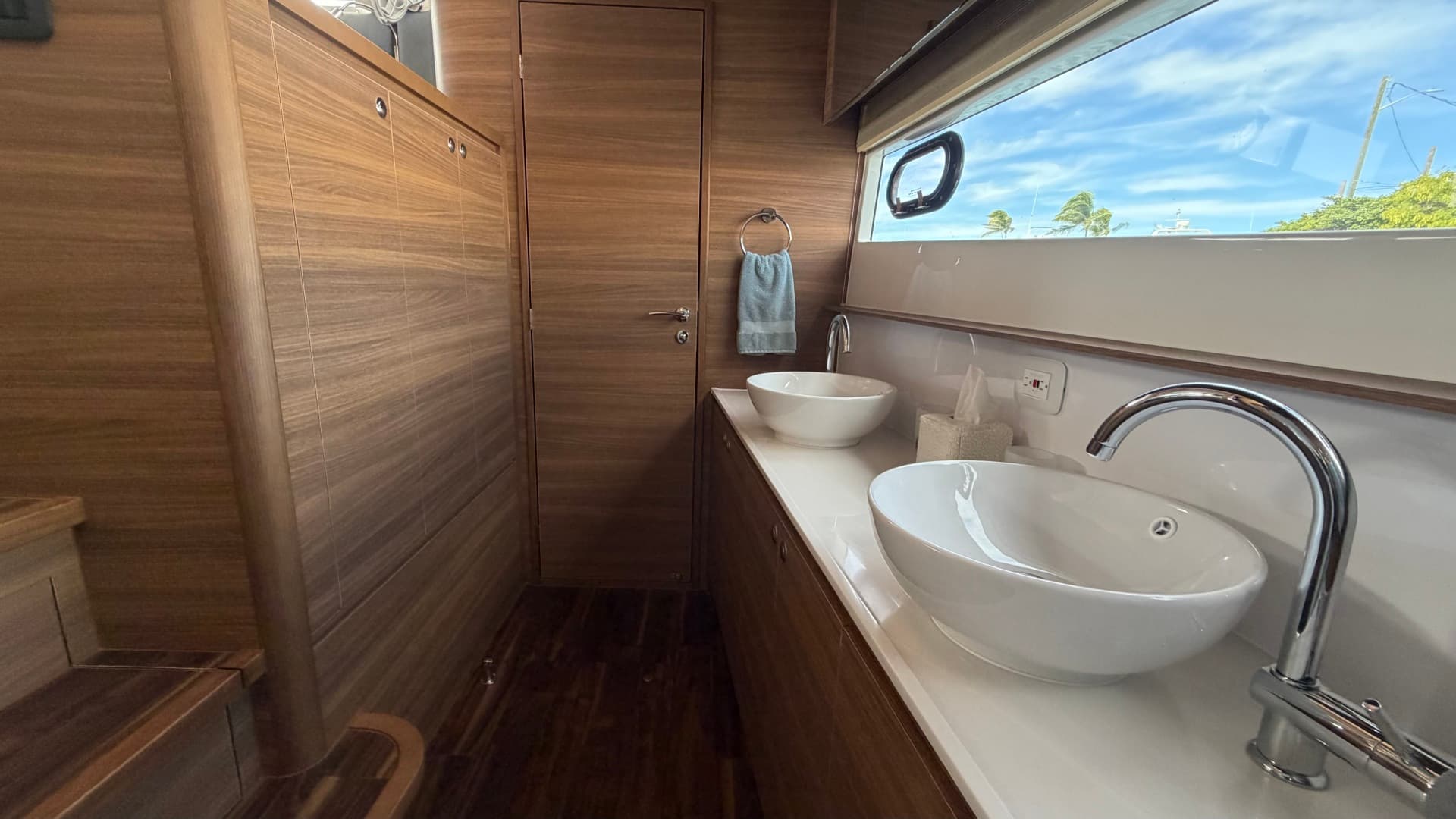 2025 Aquila 54 Enclosed Bridge — photo 92