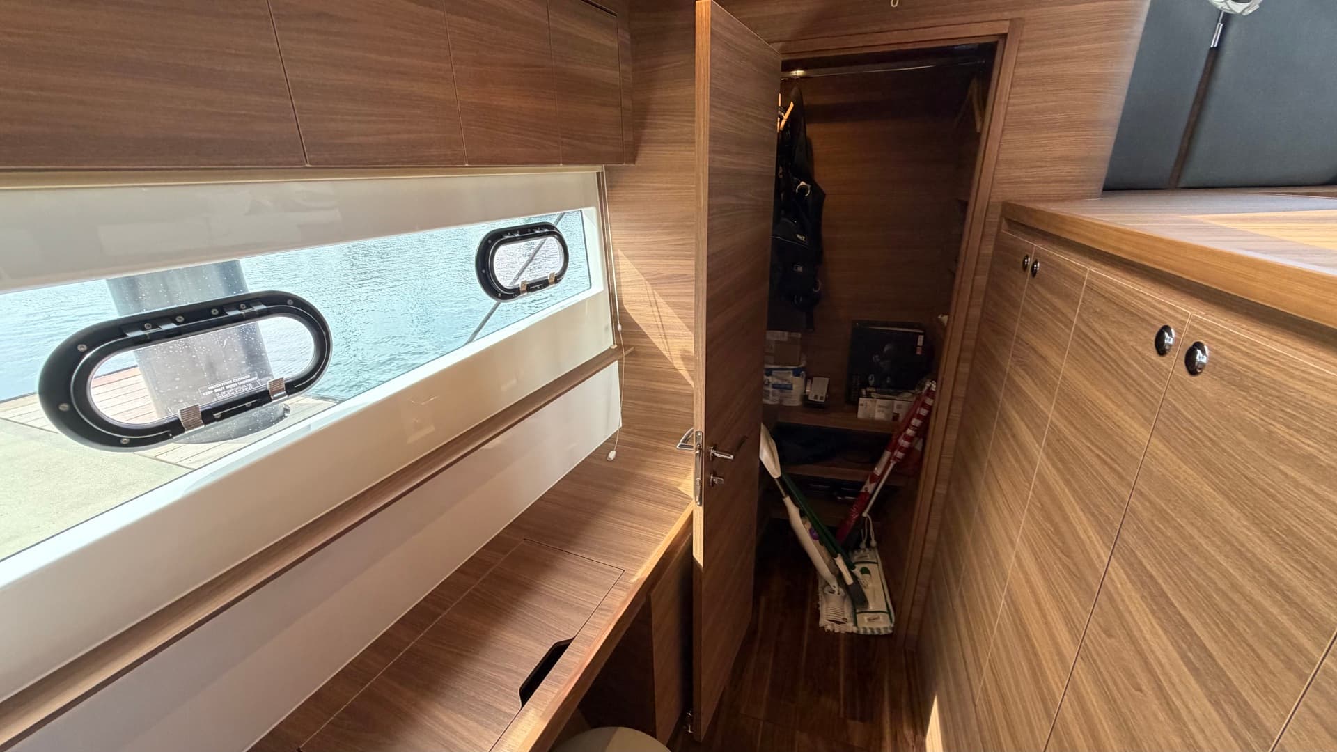 2025 Aquila 54 Enclosed Bridge — photo 89