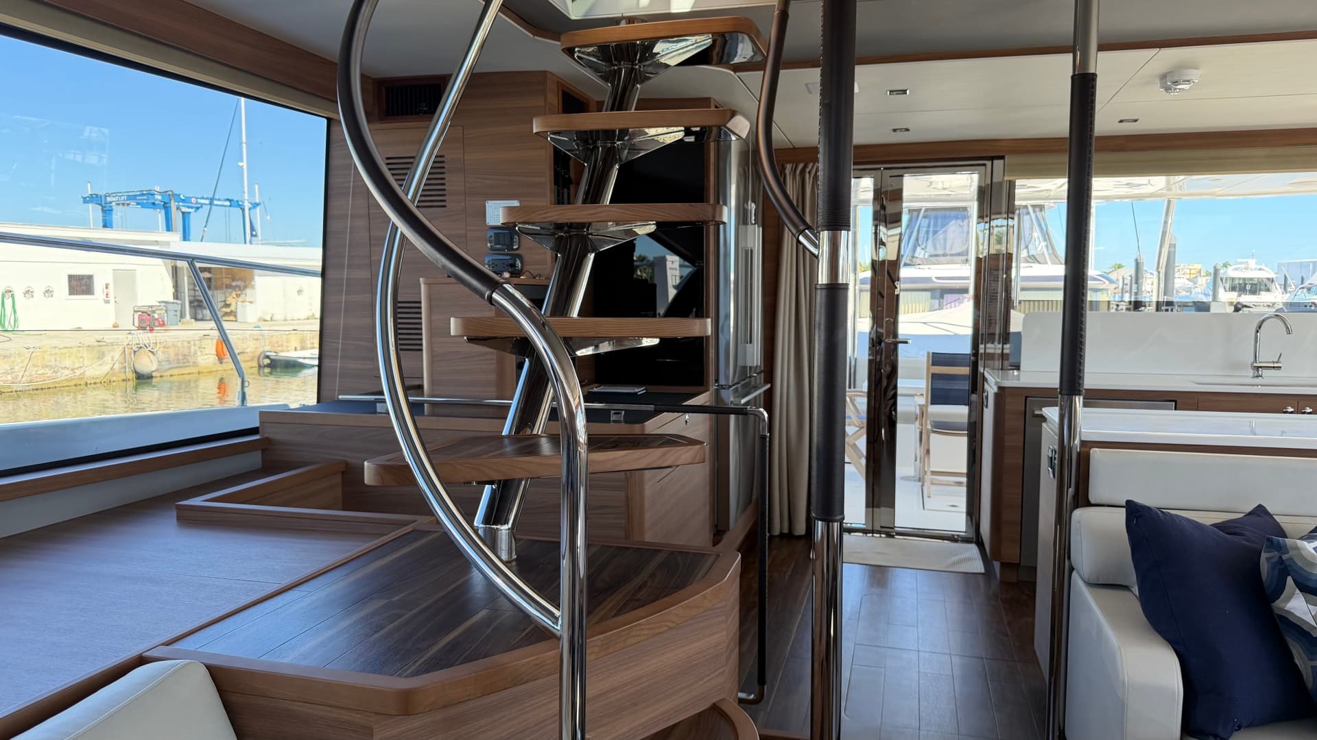 2025 Aquila 54 Enclosed Bridge — photo 29