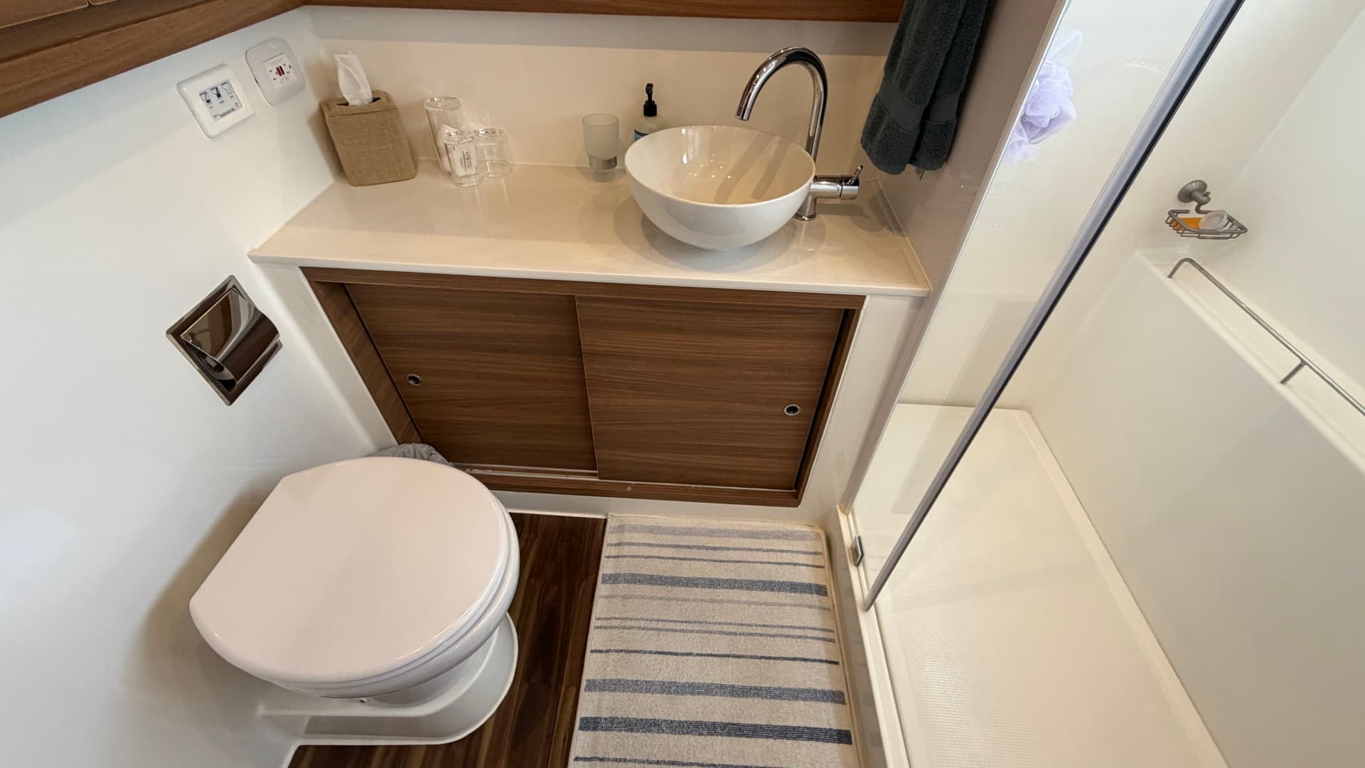 2025 Aquila 54 Enclosed Bridge — photo 99