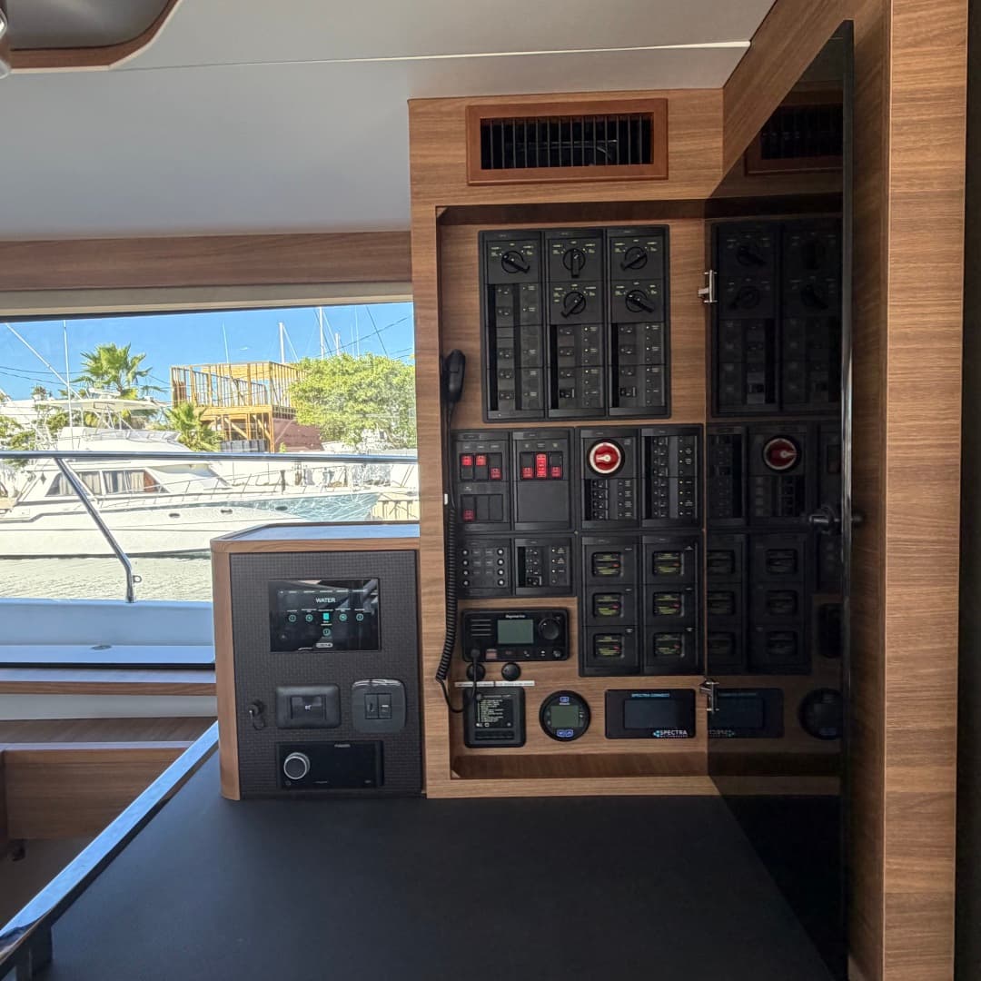 2025 Aquila 54 Enclosed Bridge — photo 39