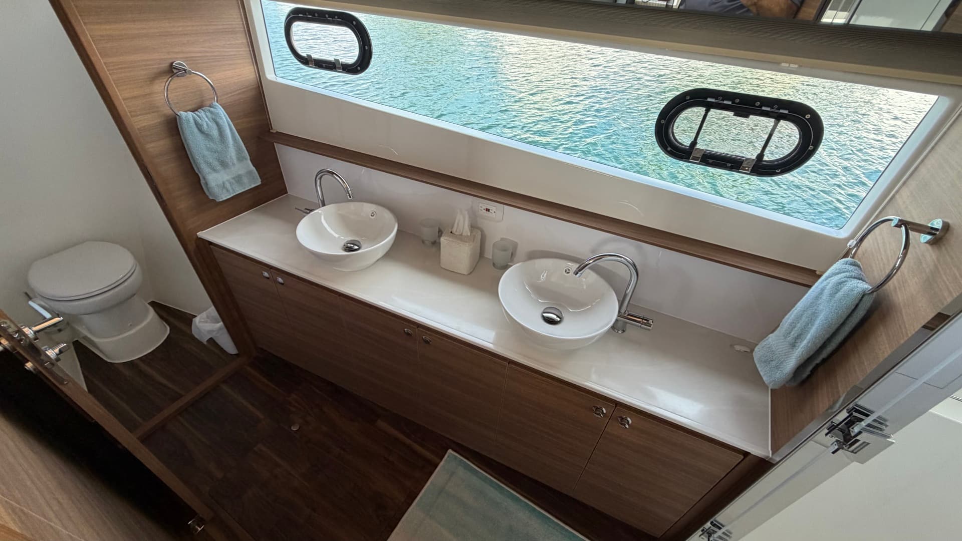 2025 Aquila 54 Enclosed Bridge — photo 86