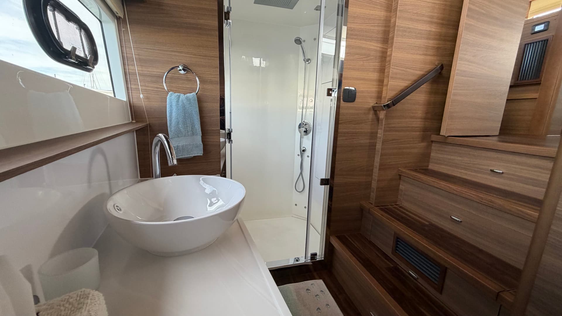 2025 Aquila 54 Enclosed Bridge — photo 93